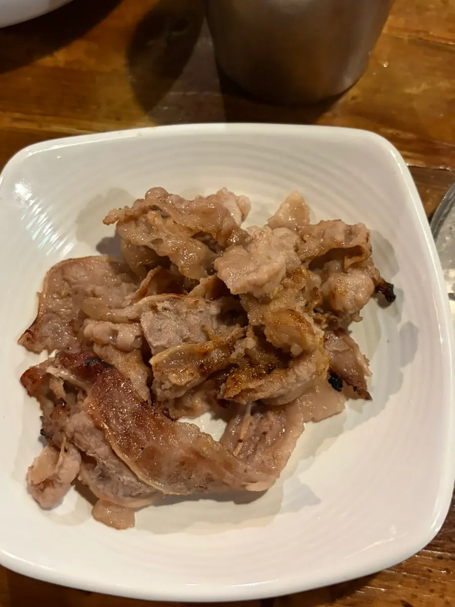 화로에 올린 양념 우삼겹
