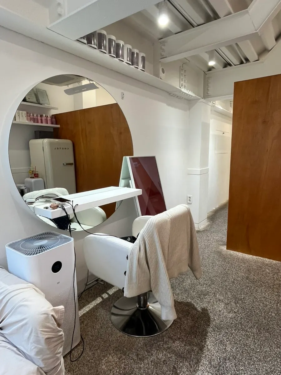 Interior of Super Waxing Gangnam with white tones and wood accents