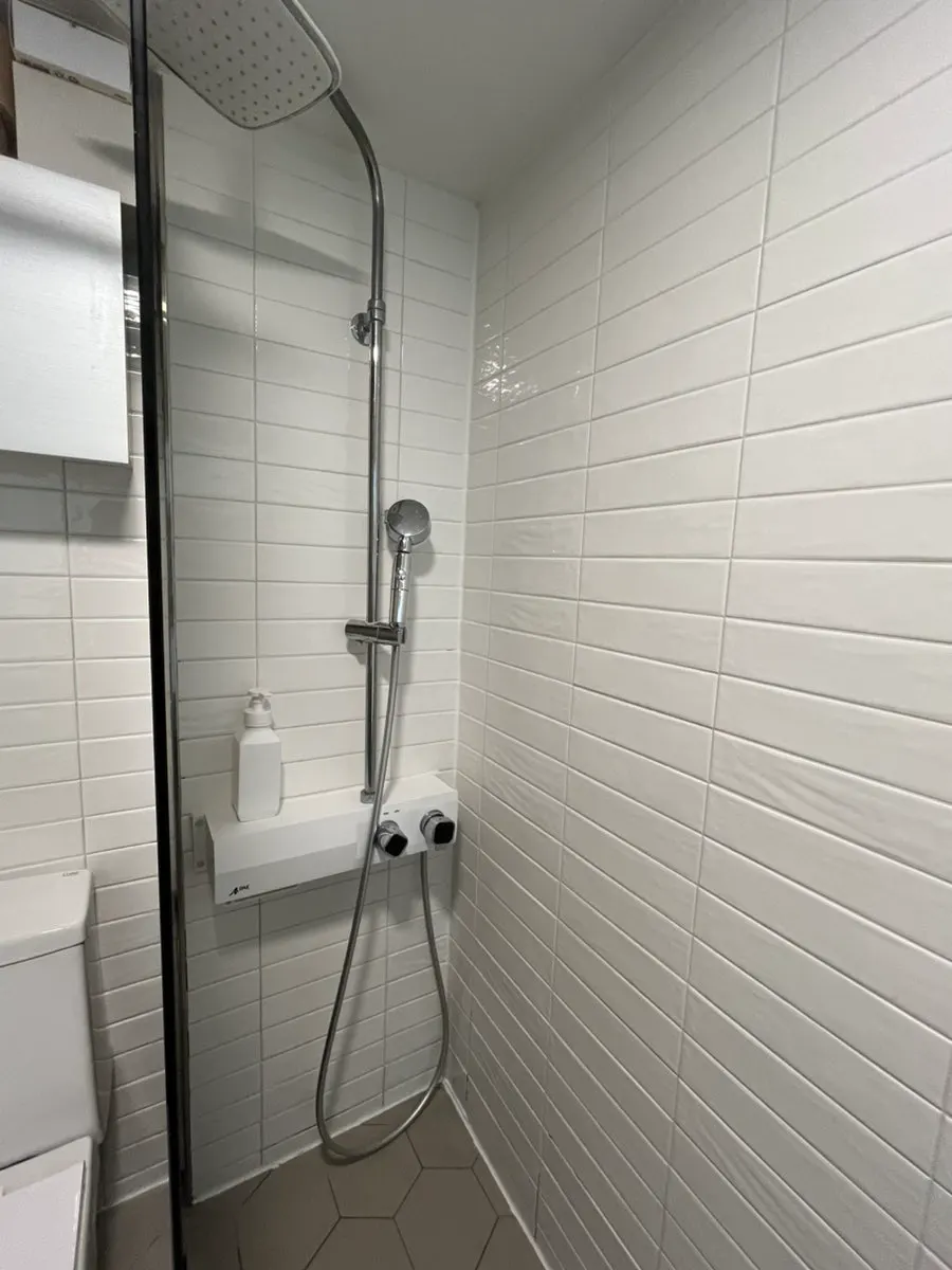 Bathroom with shower facilities at Super Waxing Gangnam
