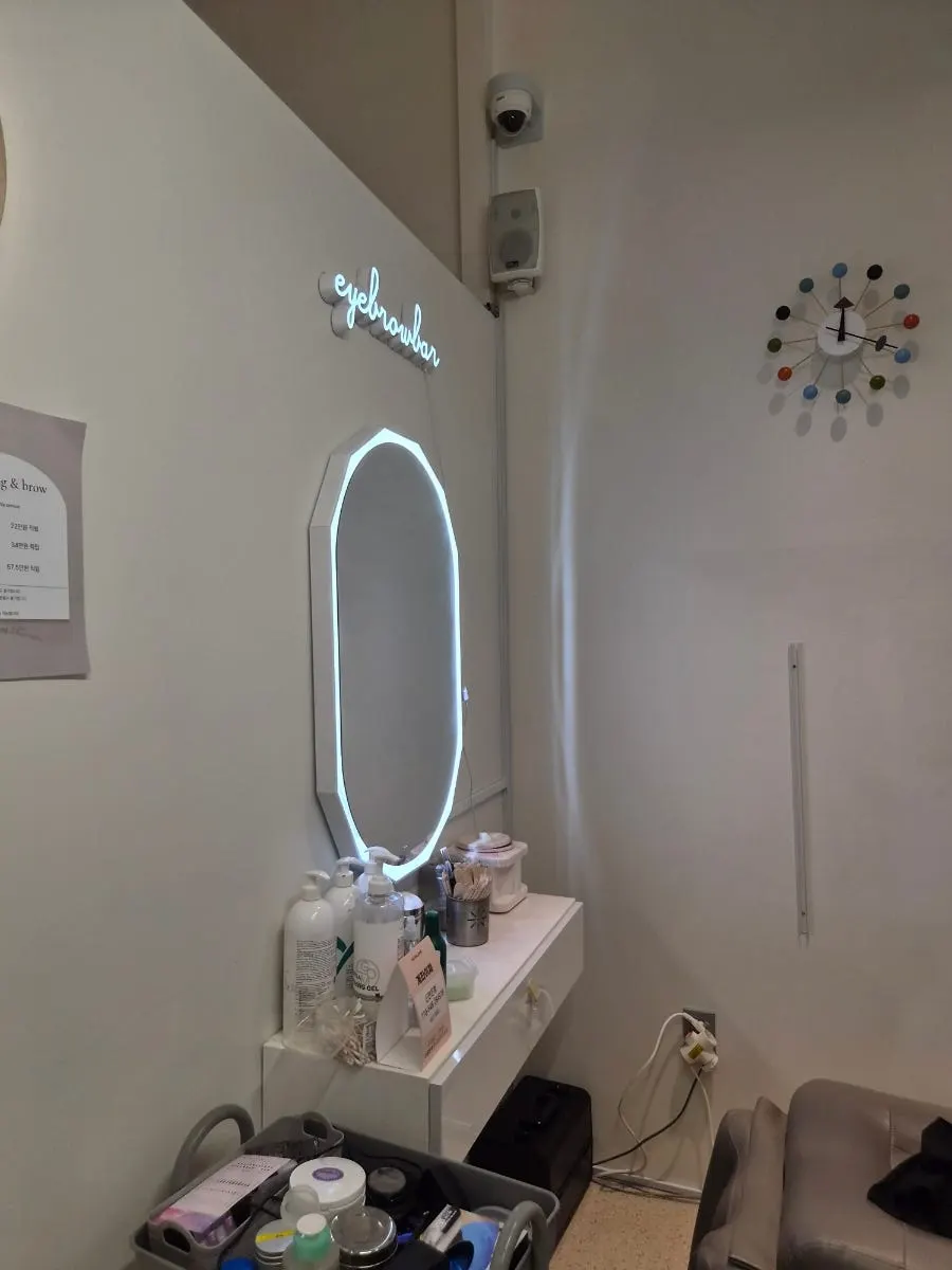 누왁싱 앤 브로우 내부 대기 공간