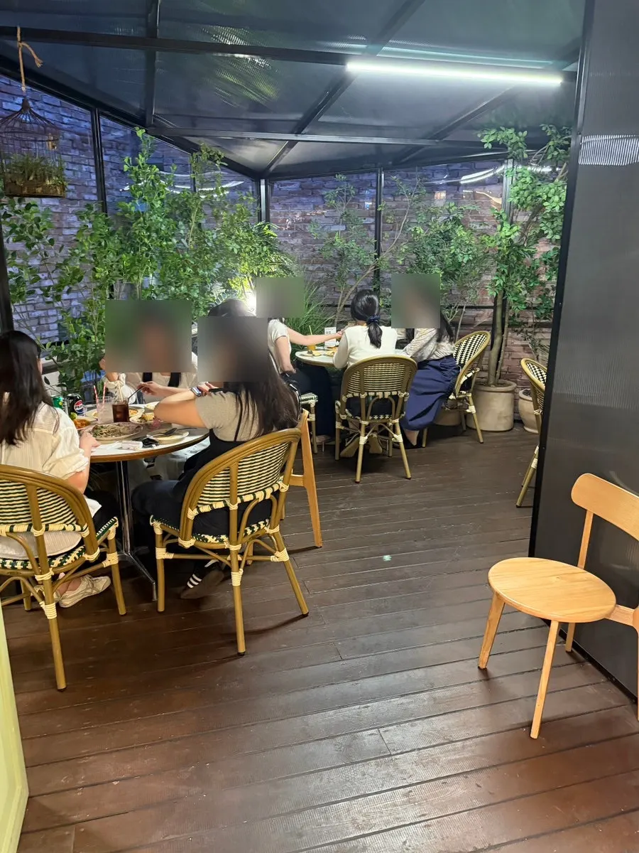 Terrace-like space toward the back of Brivit Gangnam Station