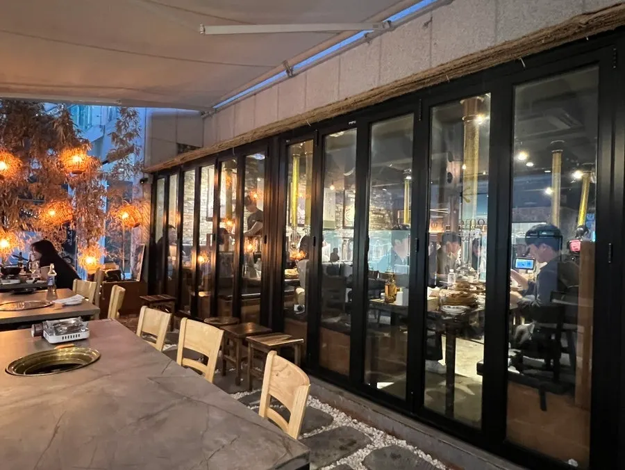 Terrace seating at Kkondae Kim Bujang Gogi-jip Gangnam Station Branch