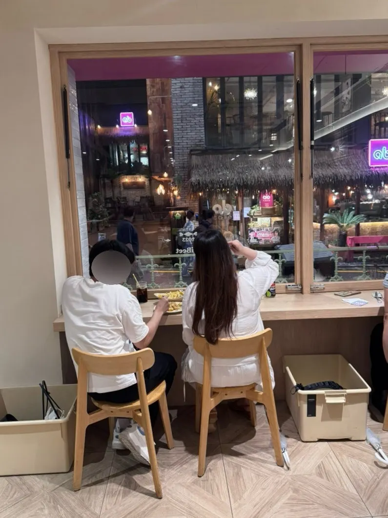 브리비트 강남점 실내 좌석과 인테리어