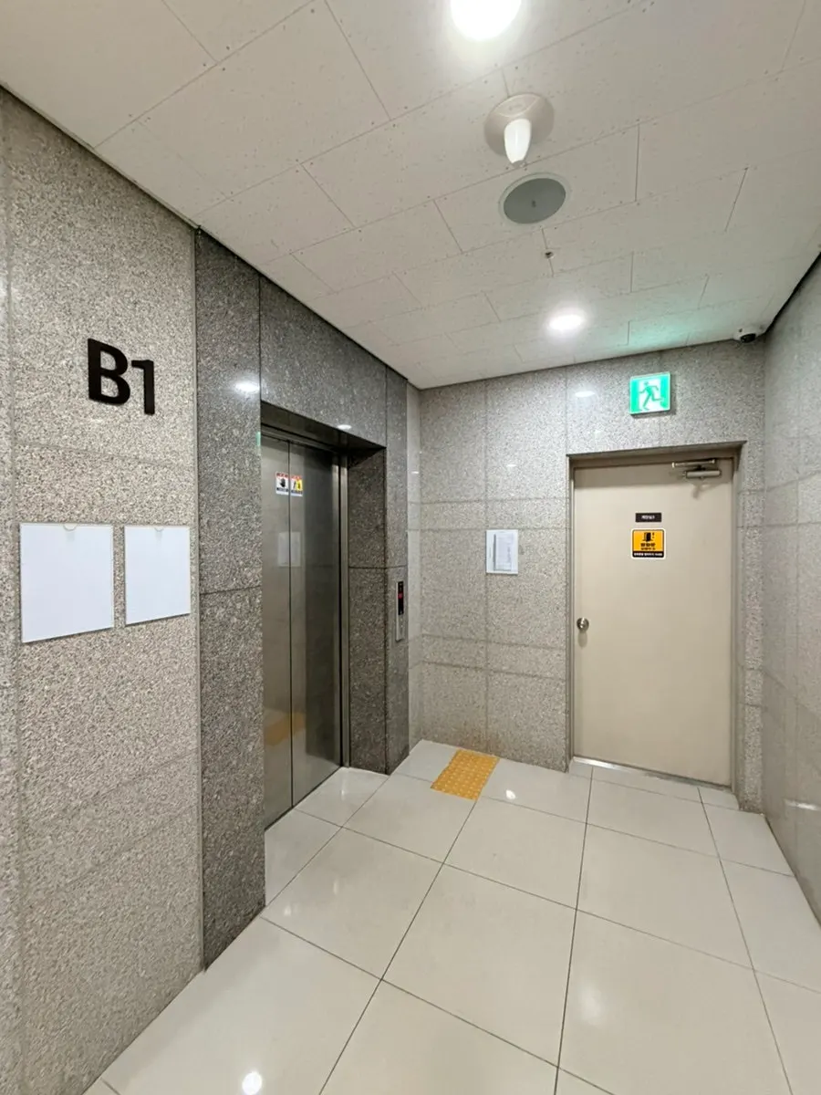 Red sign of Minjei Makeup, Gangnam Seocho Branch