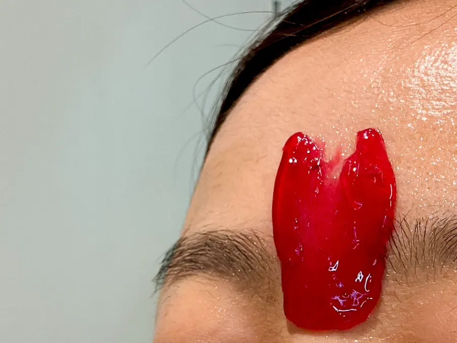Stray-hair cleanup preserving the natural brow shape