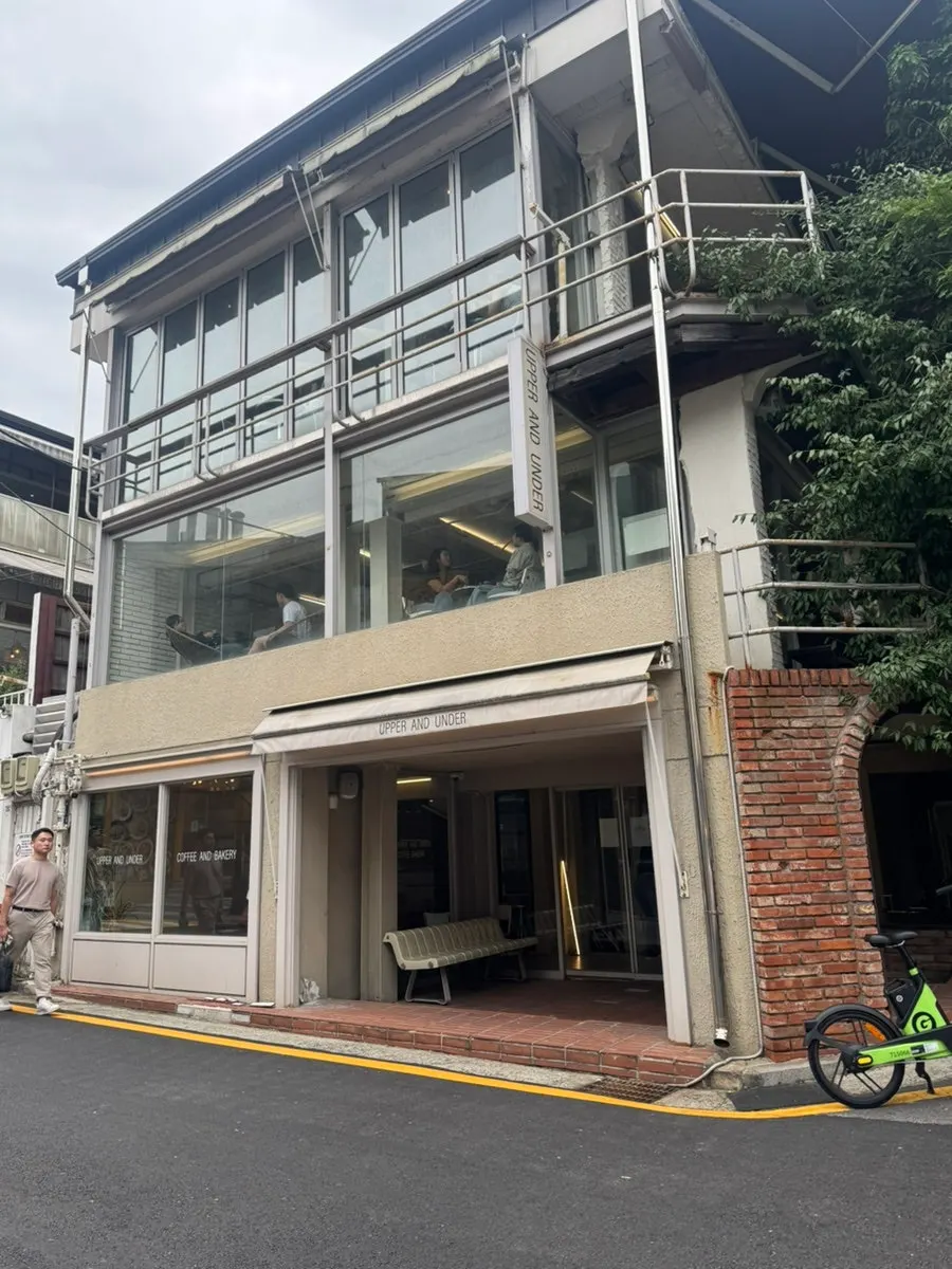 강남대로102길 어퍼앤언더 카페 외관