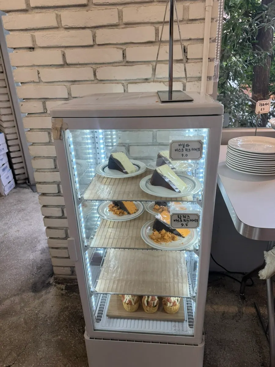 어퍼앤언더 따뜻한 라떼 한 잔
