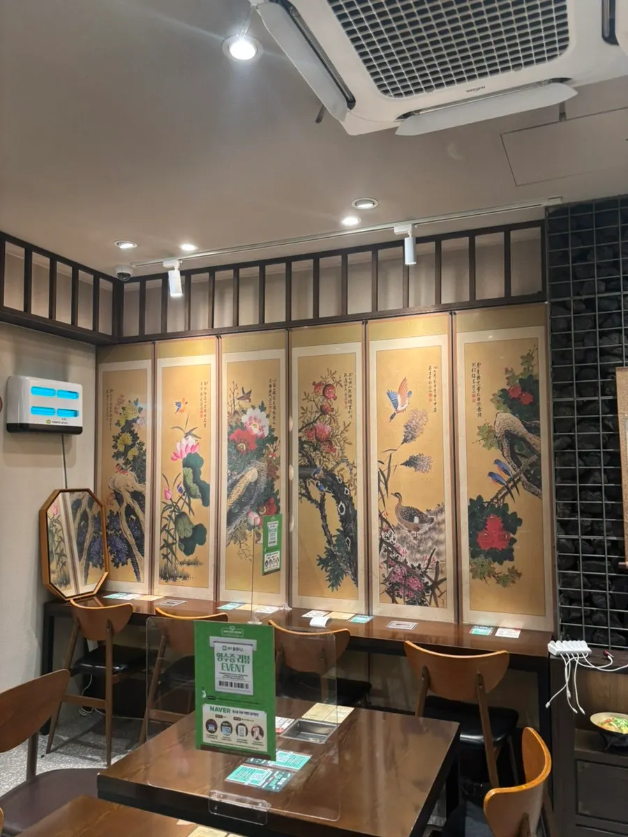 Spacious hall with 2-person and 4-person tables