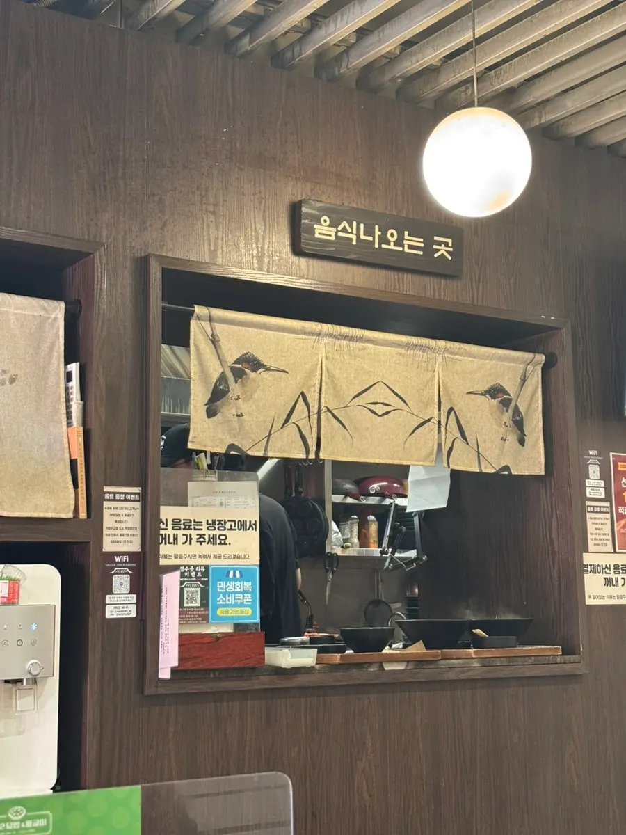 Food pickup and self-service counter