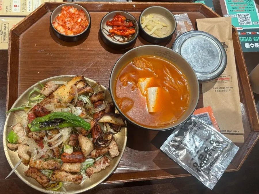 Full spread of the solo meat set and sausage-packed jjageuli