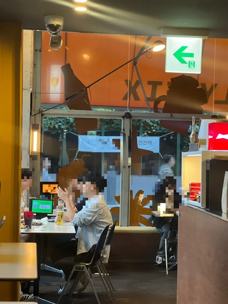 평일 저녁 손님이 많은 데일리픽스 강남본점 매장 내부