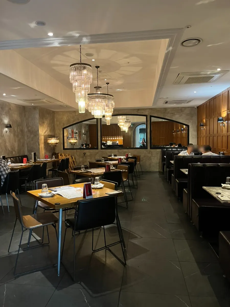 Sunlit window seating at Mano di Chef