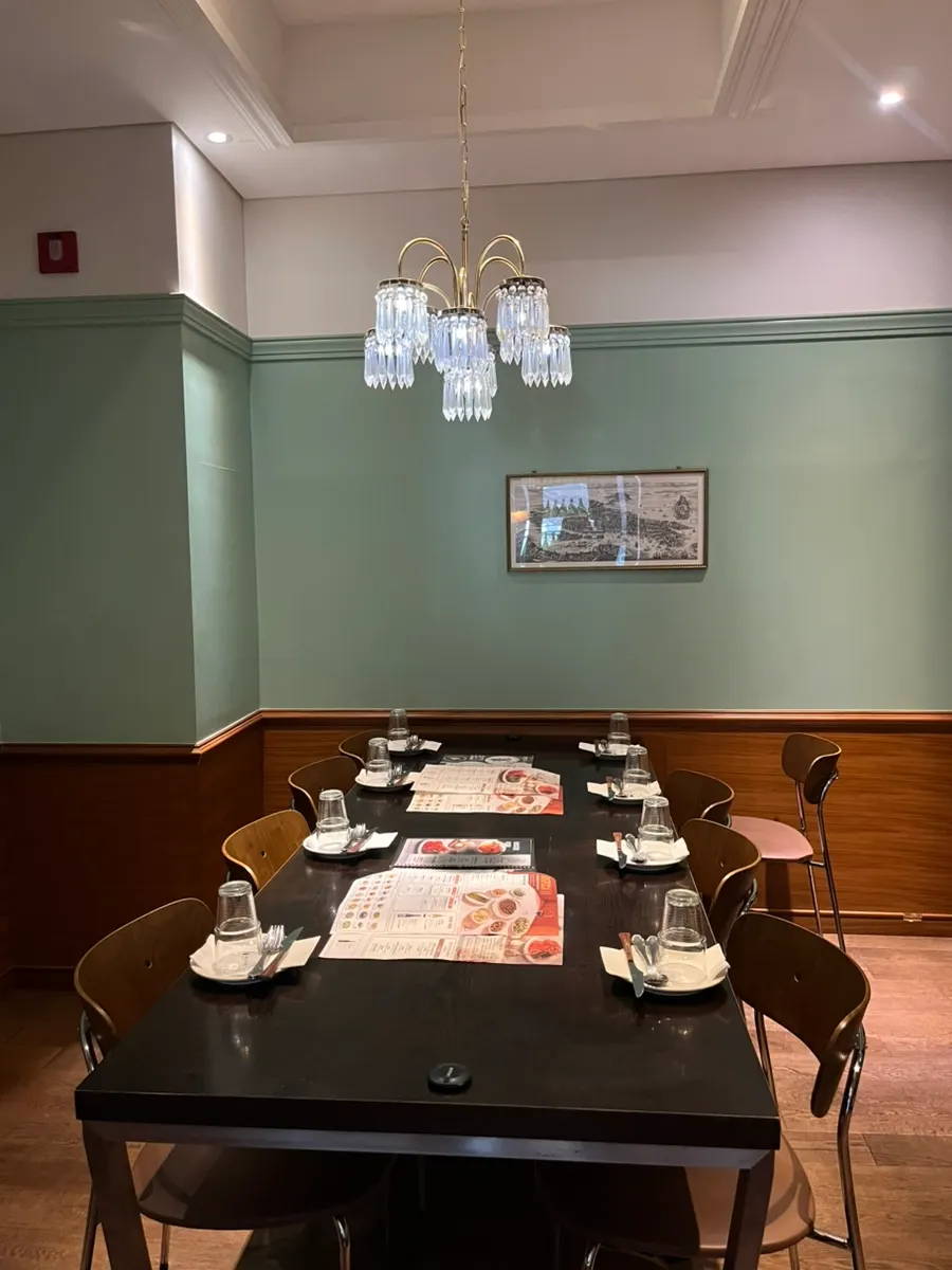 Interior table seating at Mano di Chef