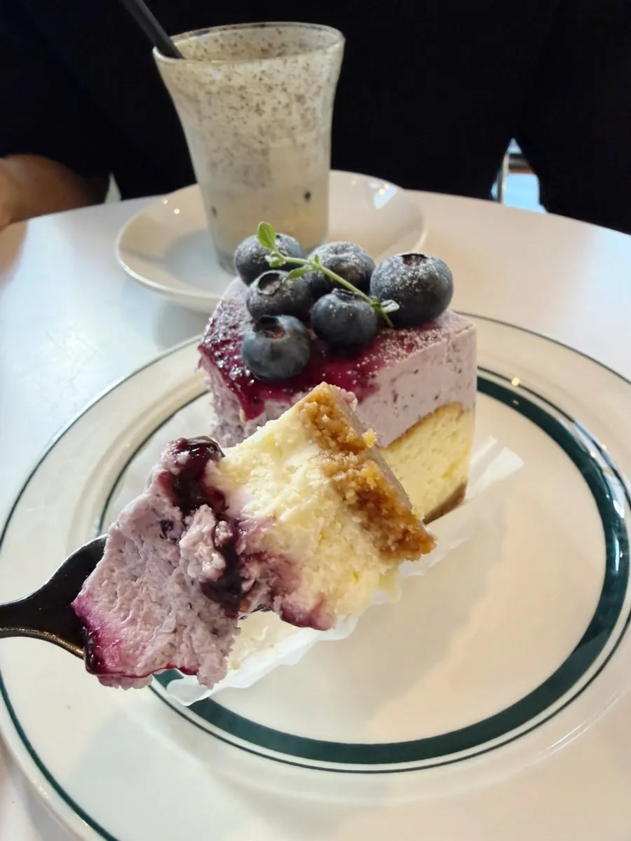 Coffee and cake at a café near Gangnam Station