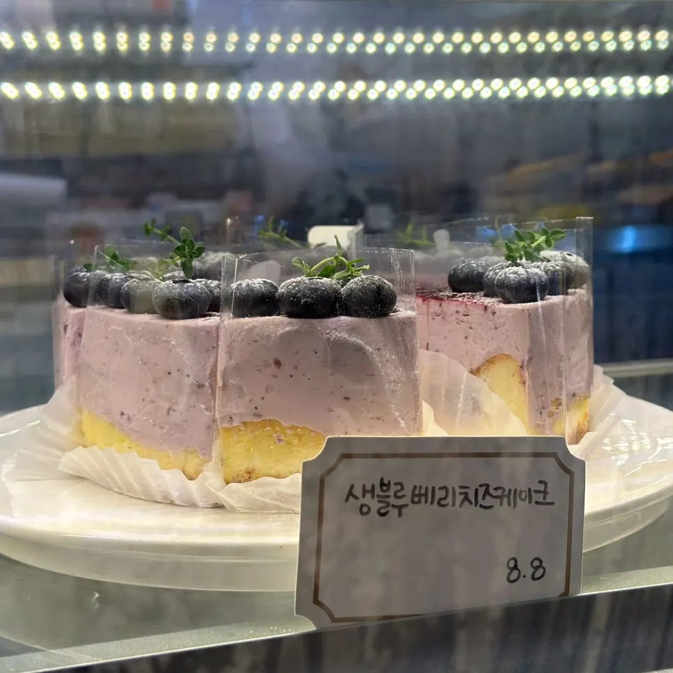 쇼케이스에 진열된 치즈케이크