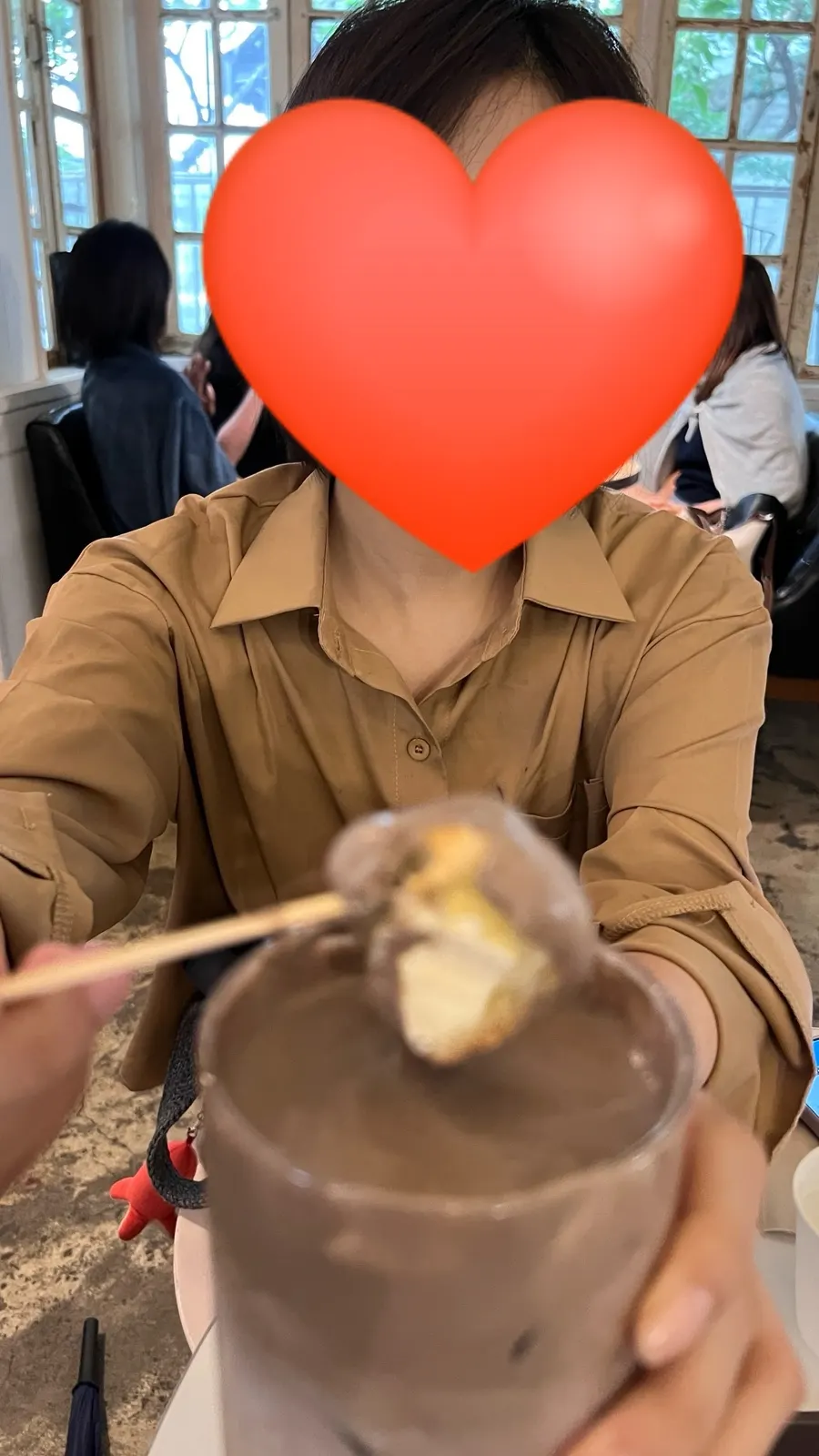 호지 슈 밀크티를 건네 받아 먹는 장면