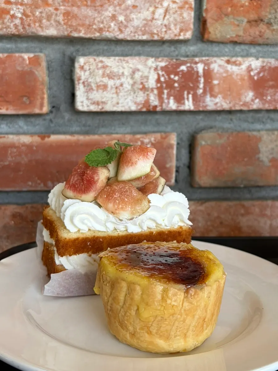 Fig pound cake and crème brûlée flan