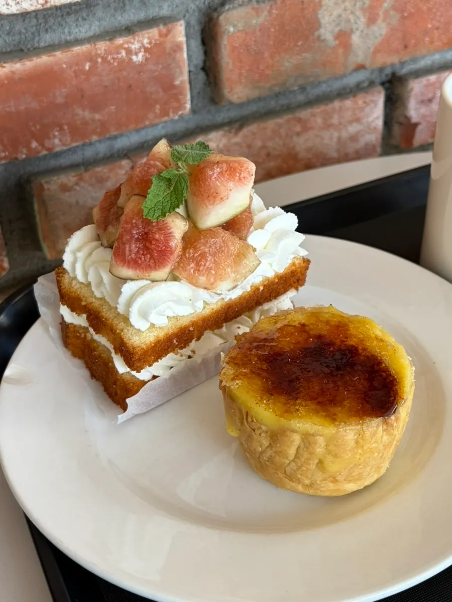 Cross-section of the crème brûlée flan with cracked coating