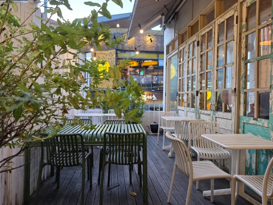 Exterior of Something About Coffee between Gangnam Station and Sinnonhyeon Station