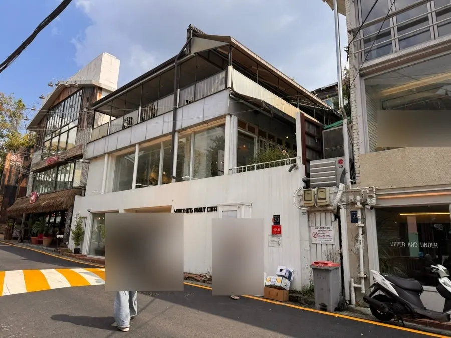 Exterior of Something About Coffee between Gangnam Station and Sinnonhyeon Station