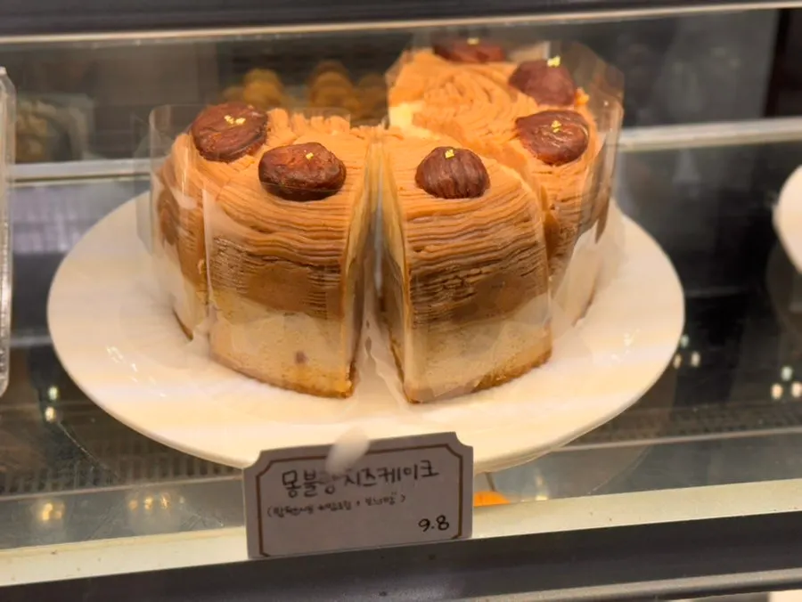 Dessert setup arranged on the café table