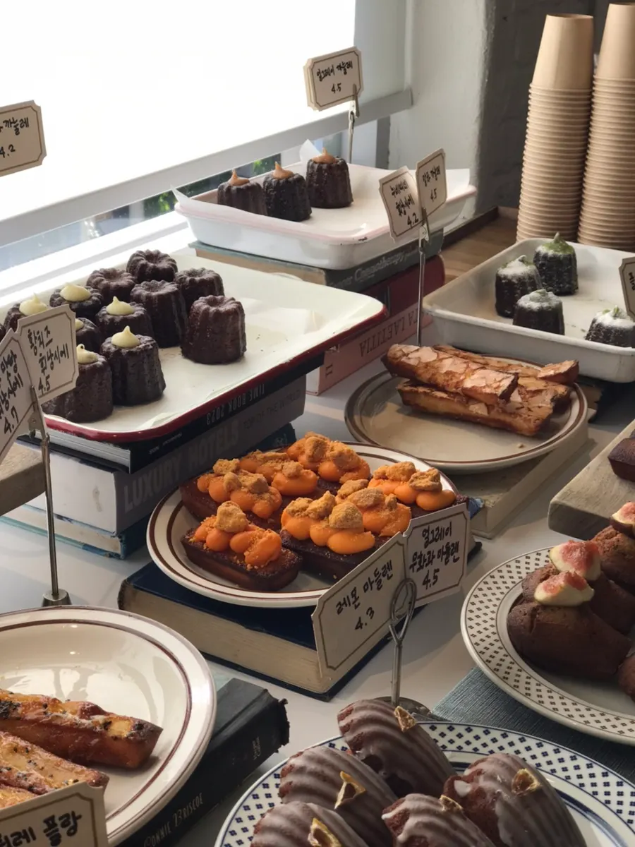 Display of the September seasonal fig pie