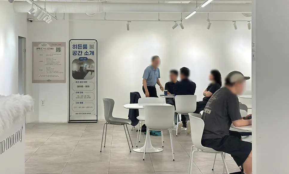 2nd floor tables with lunchtime guests