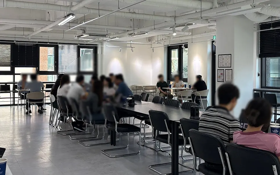 Long connected group tables on the 3rd floor