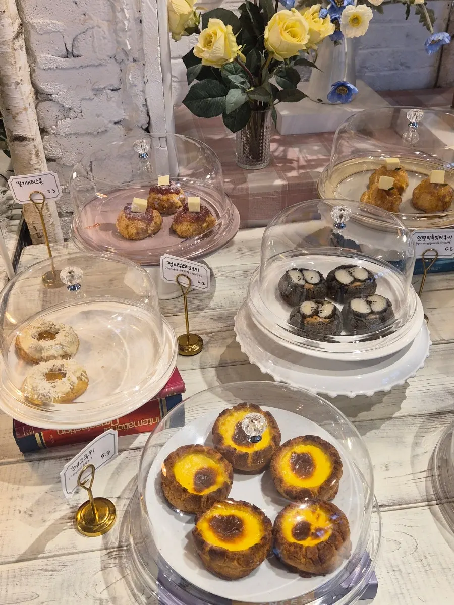 Cheesecake and slice cakes on display