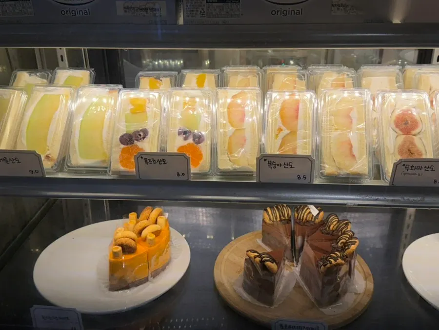 Cakes topped with mango and seasonal fruit