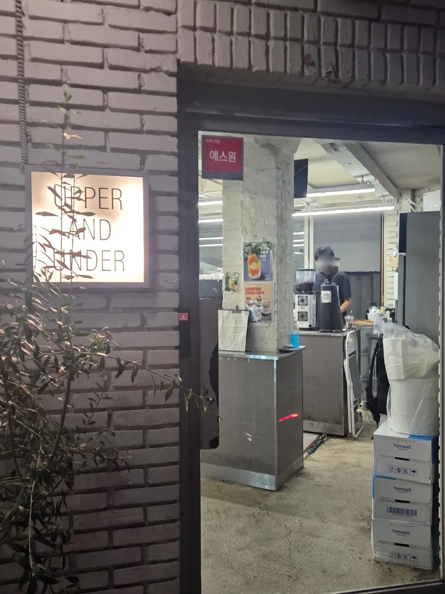 무화과가 여러 조각 올라간 조각 케이크