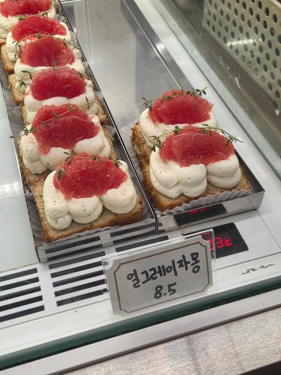 포크로 자른 무화과 생크림 케이크