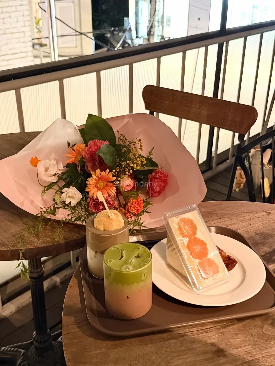 Drinks and dessert on an outdoor table at Something About Coffee near Sinnonhyeon Station