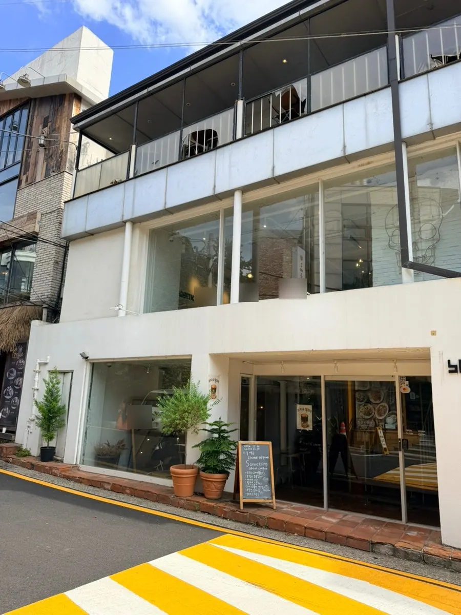 건물 전체를 사용하는 썸띵어바웃커피 외관