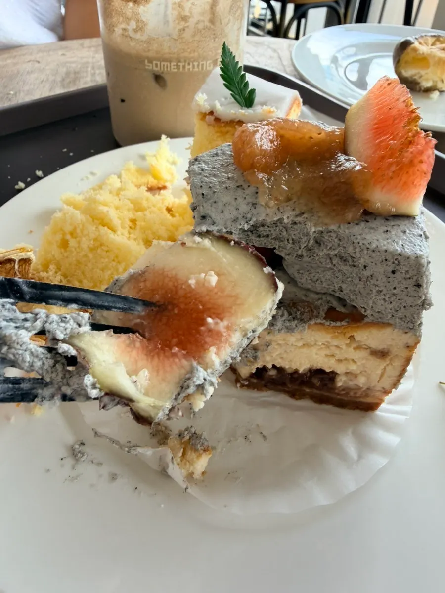 테라스에서 즐긴 디저트와 커피 마무리 컷