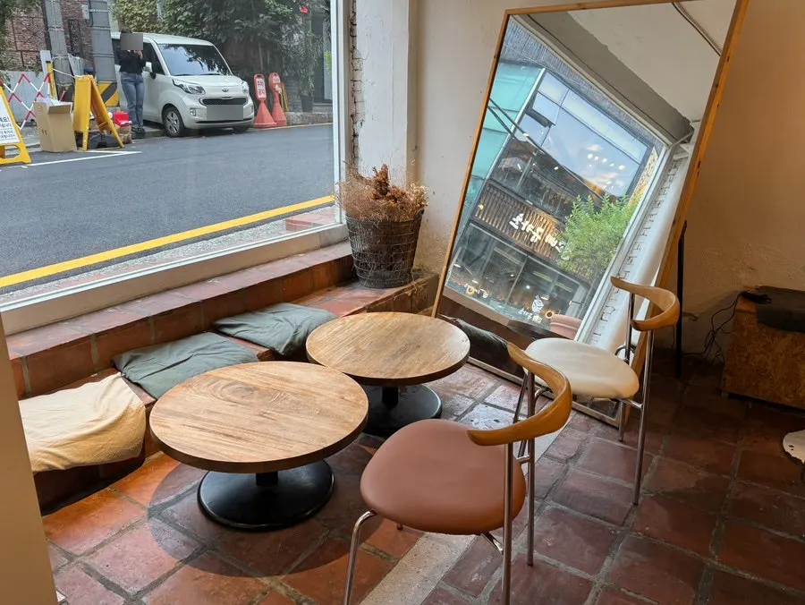 Interior of the large café spanning floors 1 to 3