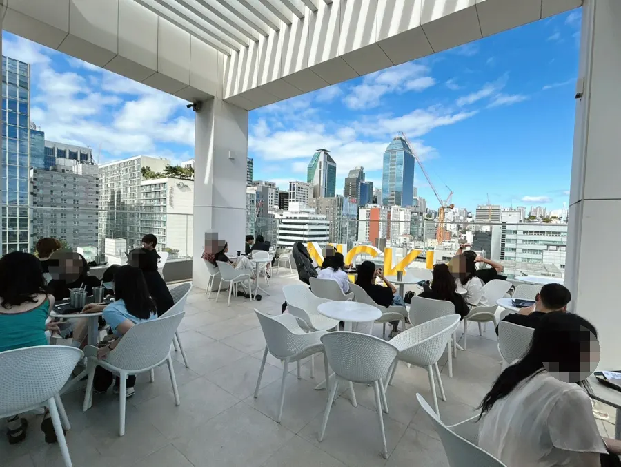 The atmosphere of a Selected Nicks floor-level seating area