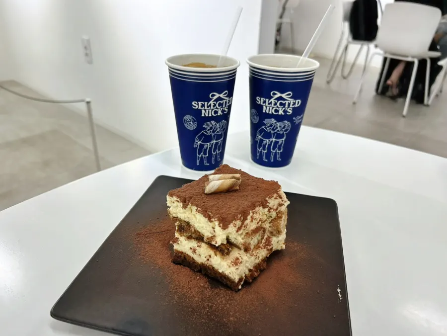 A tiramisu package that looks great for gifting