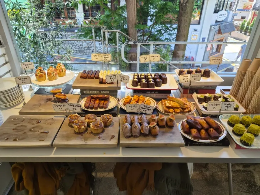 Overview of the Upper and Under dessert showcase
