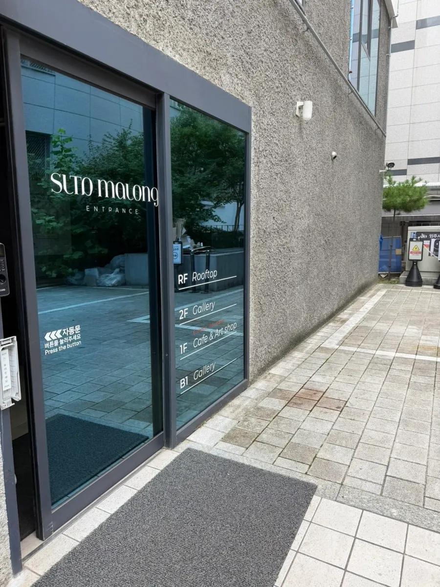 Selected Nicks, a large café near Gangnam Station