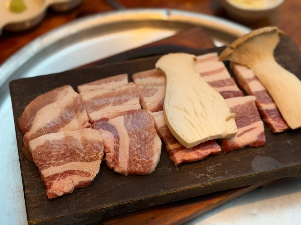 Table set with ordered pork belly and pork neck