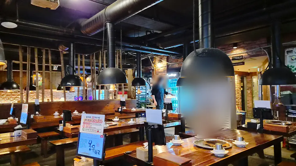 봉우화로 전통 화로가 놓인 테이블
