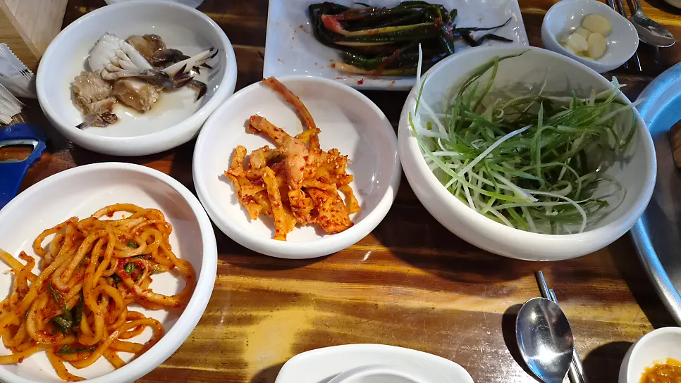 봉우화로 기본 밑반찬 한 상