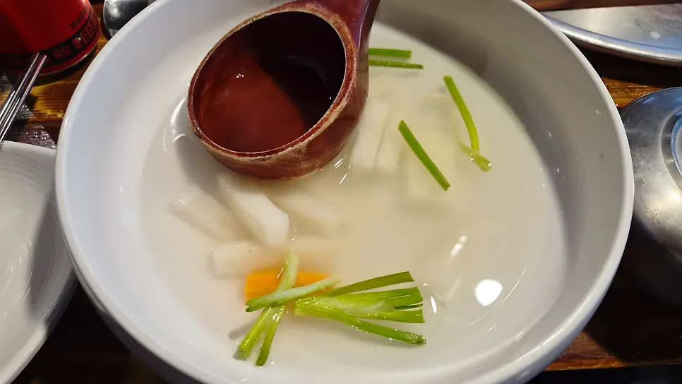 파채와 무채, 마늘, 파김치와 게 다리 반찬