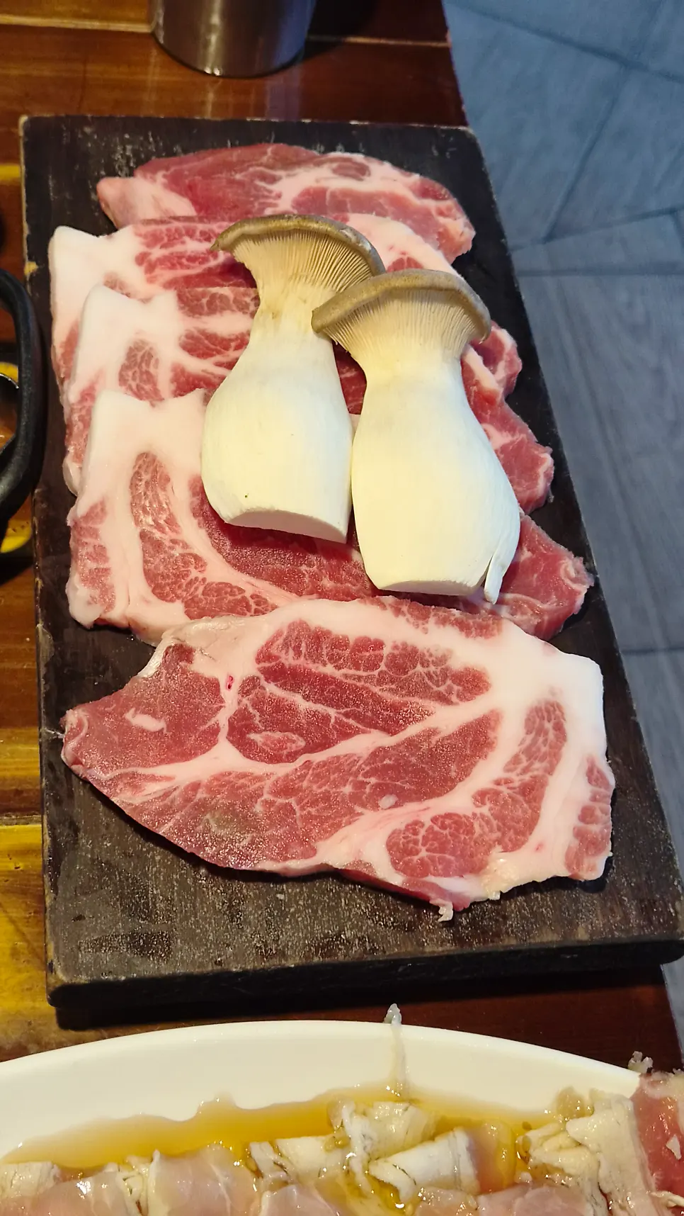 도톰하게 썰린 이베리코 목살과 새송이버섯