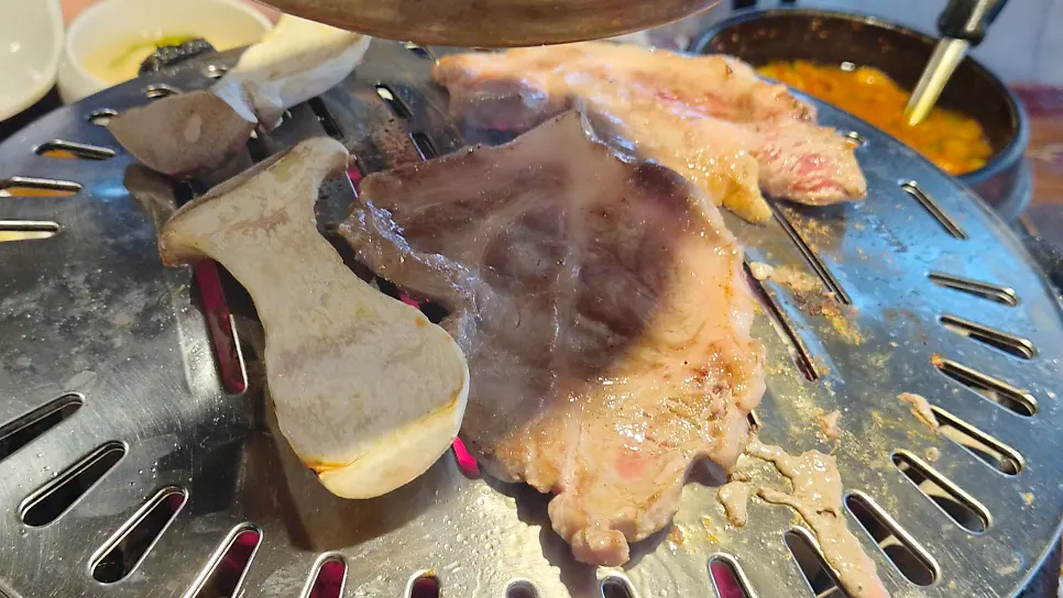 육즙이 배어 나오는 두툼한 목살 구이