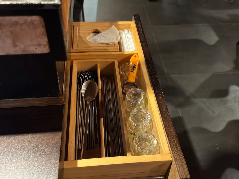 テーブル横の引き出しと食器