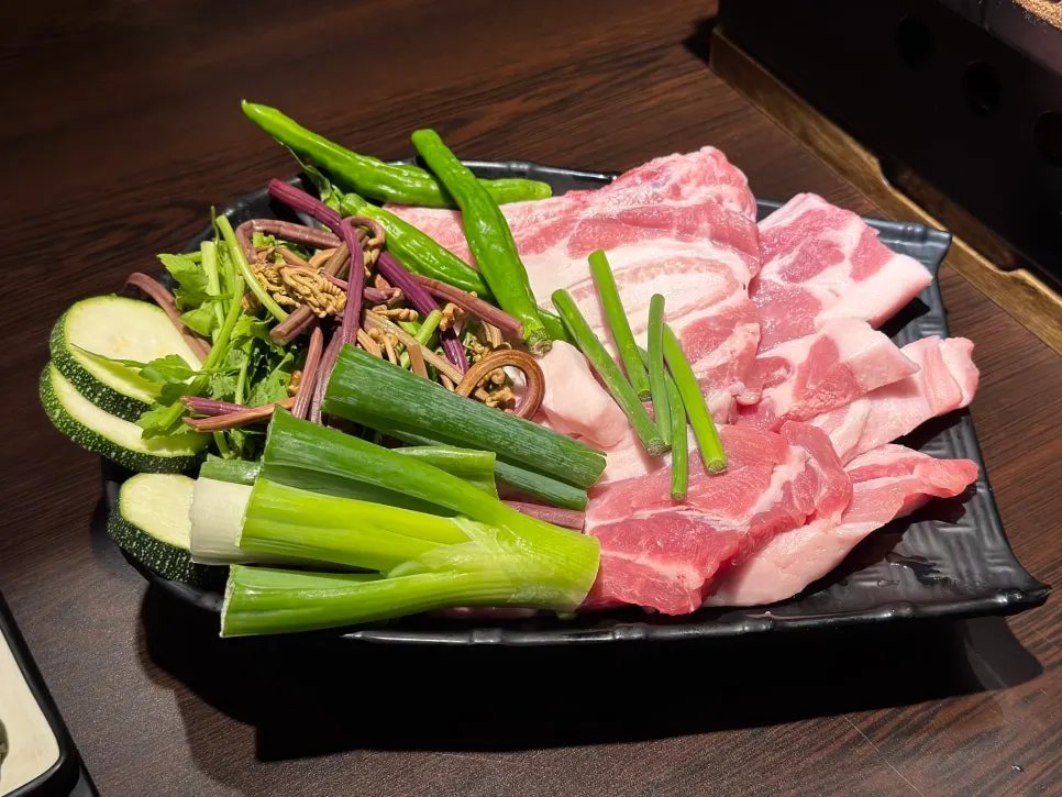 テーブルに出てきたカルビサムギョプサル