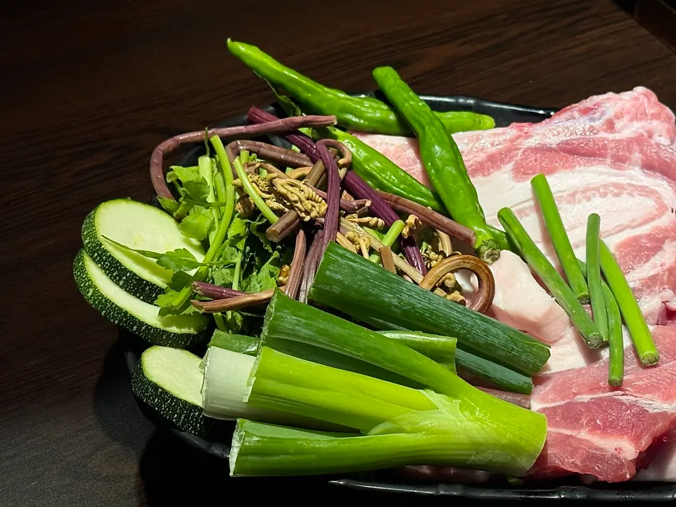カルビサムギョプサルと野菜盛り合わせの構成