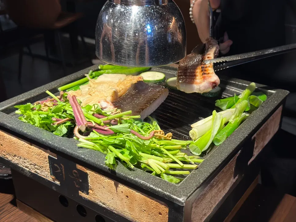 焼き台の上で焼かれるカルビサムギョプサル